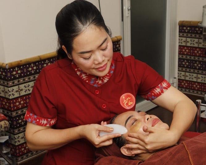 2.1 Chườm thảo mộc: Cục chườm thảo mộc với 49 loại thảo dược